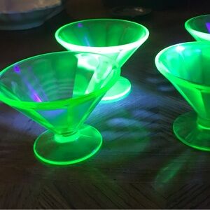 💚💚 Gorgeous set of glowing vintage uranium compote stemware 💚💚